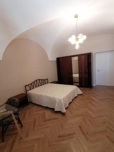 Un dormitorio con una cama y una lámpara de araña. en Sicily home, en Ribera