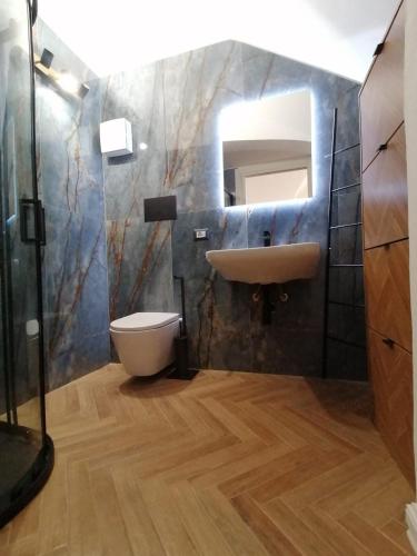 un baño con lavabo e inodoro en Sicily home, en Ribera