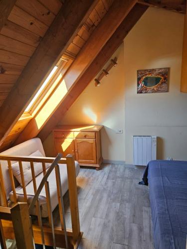 Zimmer im Dachgeschoss mit einem Bett und einer Treppe in der Unterkunft 316 - Dúplex Pla de L'Ermita Boí Taüll in Pla de l'Ermita