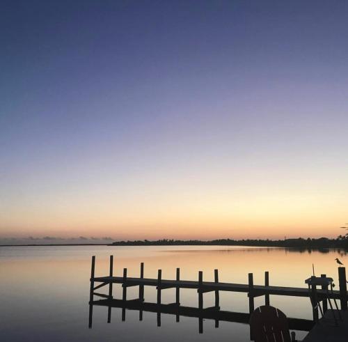 un muelle en un lago al atardecer en Unit 101, en Cudjoe Key