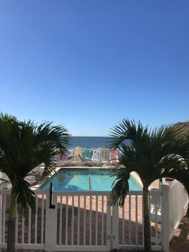 desde el balcón de un complejo con palmeras con vistas a la playa en Unit 101, en Cudjoe Key