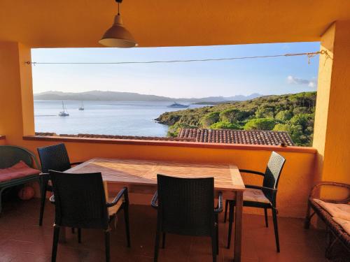 a room with a table and chairs and a large window at Oasi CalaCapra - Palau Costa Smeralda in Proiettore