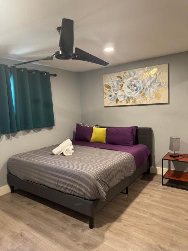 En eller flere senge i et værelse på Hip & Quirky Montrose Flat with Pool Access & Parking