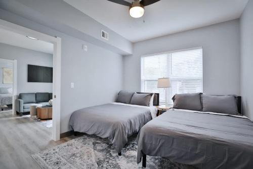 Ένα ή περισσότερα κρεβάτια σε δωμάτιο στο Modern Luxury in Columbus Near Downtown & OSU