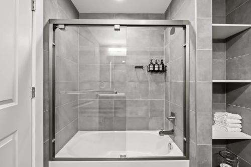 Ένα μπάνιο στο Modern Luxury in Columbus Near Downtown & OSU