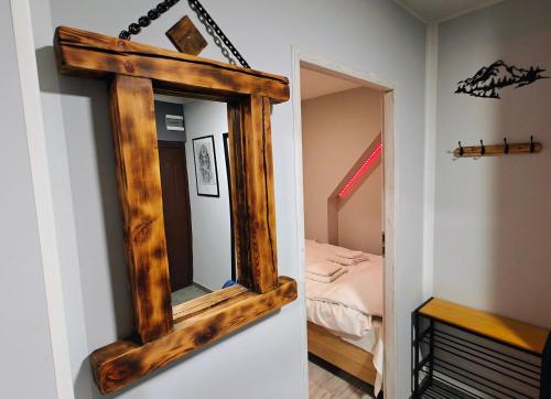 Postel nebo postele na pokoji v ubytování WYPOSAŻONY APARTAMENT, 10 KM szlakiem na Śnieżkę, otoczony górami i spokojem