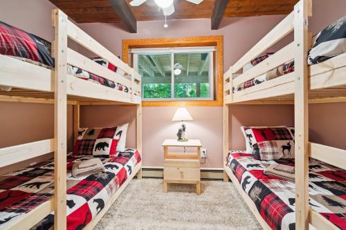 Postel nebo postele na pokoji v ubytování Mittenwald Lodge