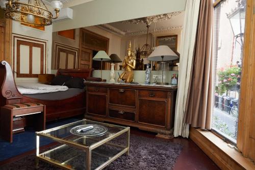 a bedroom with a bed and a table in a room at Redlightdistrict chinacitycentre partypalace in Amsterdam