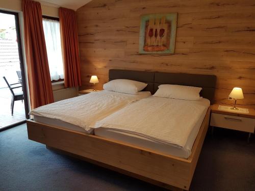 En eller flere senge i et værelse på Hotel Garni Fuhrhop