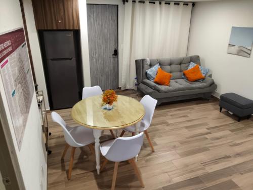 ein Wohnzimmer mit Tisch und Stühlen und einer Couch in der Unterkunft Departamento en Centro Histórico, Ciudad de Mexico in Mexiko-Stadt