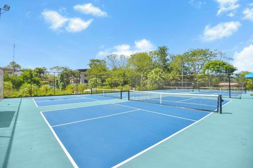 Tenis a/nebo squash v ubytování Serenidad del Pacifico Condo, Resort Pools & Near Coco Beach nebo okolí