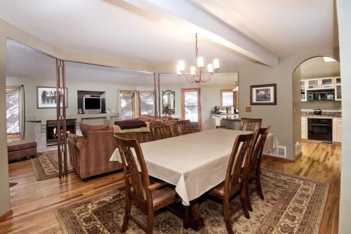 O bucătărie sau chicinetă la Vail Home with Private Creek & Backyard