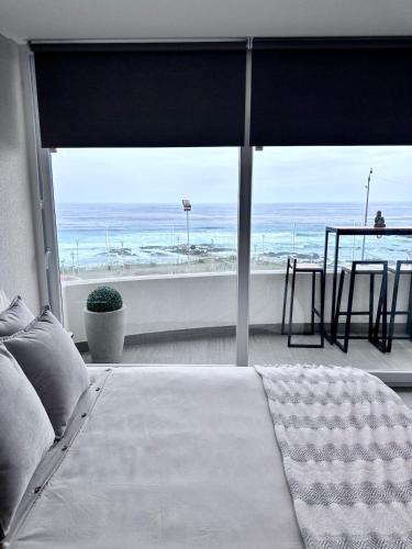 Ένα ή περισσότερα κρεβάτια σε δωμάτιο στο Oceanfront for 4 Nuevo Distrito Cavancha Frente al Mar