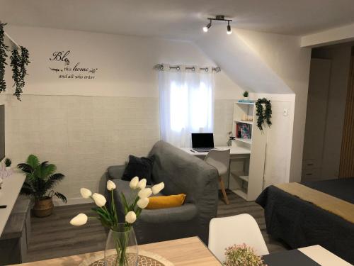 a living room with a couch and a table at Casa refúgio 