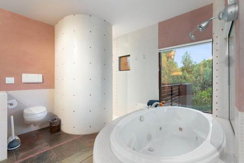 Koupelna v ubytování NEW! 1 Acre West Sedona Estate Spa Game Room Stunning View Direct Trail Access!