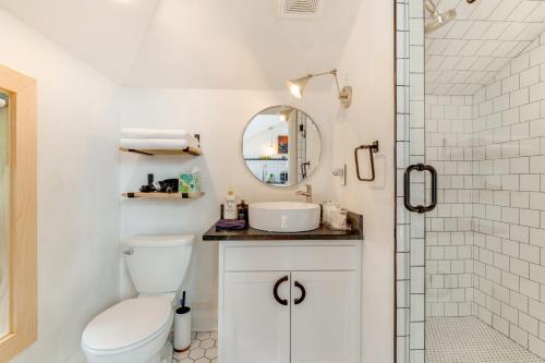 Bilik mandi di Pet-Friendly Minneapolis Studio Walk to Lake!