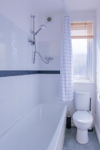 Bilik mandi di 4-Bed Family House in Leeds with park view