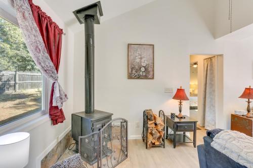 Ruang duduk di Private Horse Stall Unplug at Shingletown Home!