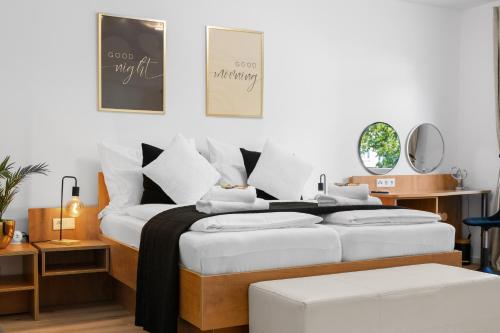 ein Schlafzimmer mit zwei Betten mit weißen Kissen in der Unterkunft Svyvo Apartments Brühl - Parking Kitchen Balcony in Brühl