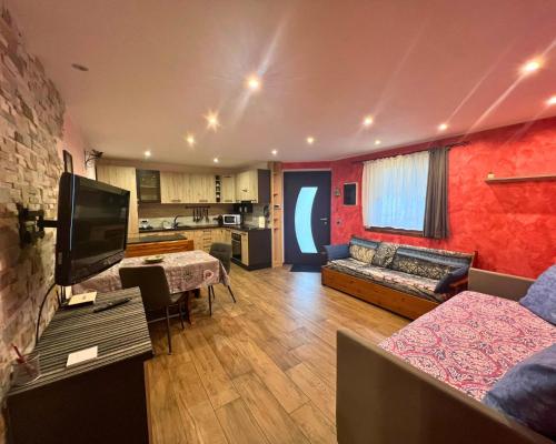 a living room with a couch and a kitchen at Appartamento Serenella in Valdidentro