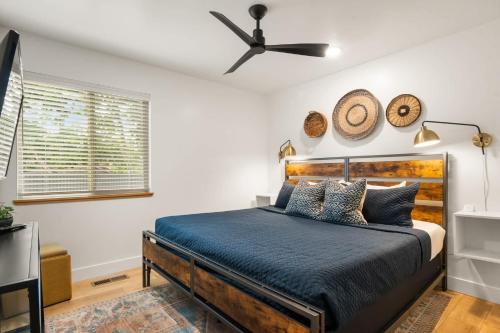 une chambre avec un lit et un ventilateur de plafond dans l'établissement Near Downtown Stylish 2BR With Amazing Patio - 3, à Moab