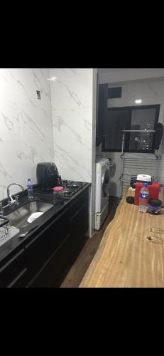 Η κουζίνα ή μικρή κουζίνα στο Quarto Conforto Barueri Wifi turbo E Limpeza Inclusa