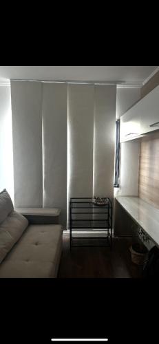 Χώρος καθιστικού στο Quarto Conforto Barueri Wifi turbo E Limpeza Inclusa