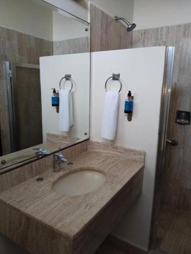 a bathroom with a sink and a mirror at Hotel Urban Express in Villahermosa