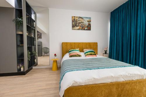 une chambre avec un grand lit avec des rideaux bleus dans l'établissement High comfort by Best Residence, à Bucarest