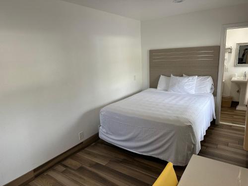 Letto o letti in una camera di Town and Country Inn
