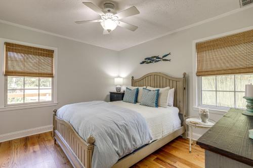 ein Schlafzimmer mit einem Bett mit Deckenventilator in der Unterkunft 3 Mi to Beach Pawleys Island Cottage in True Blue