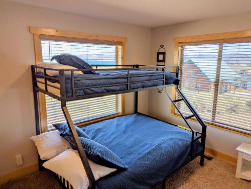 ein Schlafzimmer mit zwei Etagenbetten in einem Zimmer in der Unterkunft Hilltop Hideaway in Garden City