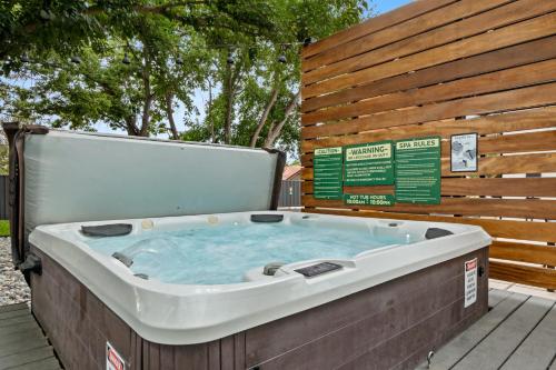 Φωτογραφία από το άλμπουμ του Near Downtown Stylish 2BR With Amazing Patio - 6 σε Moab