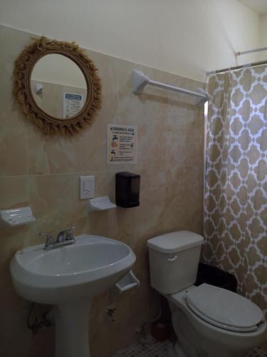 Hostal De María في سان كريستوبال دي لاس كازاس: حمام مع حوض ومرحاض ومرآة