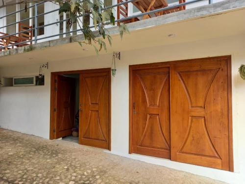 Hostal De María في سان كريستوبال دي لاس كازاس: بابين خشبيين على جانب مبنى