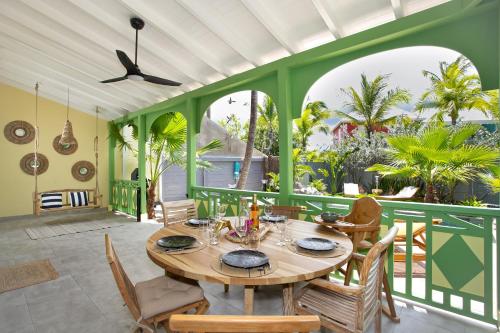 Balkoni atau teres di Plage de la BaieOrientale - Villa d'exception 6p - Piscine privée