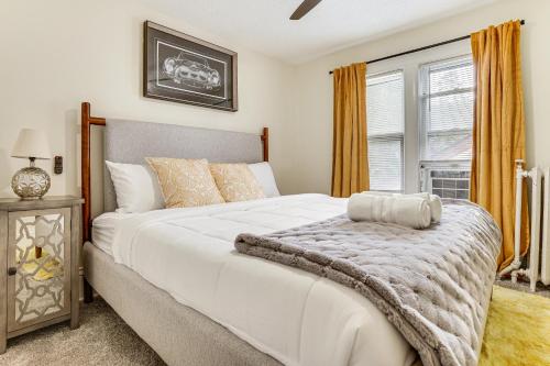 Katil atau katil-katil dalam bilik di 1 Mi to University Spacious Home in Minneapolis!