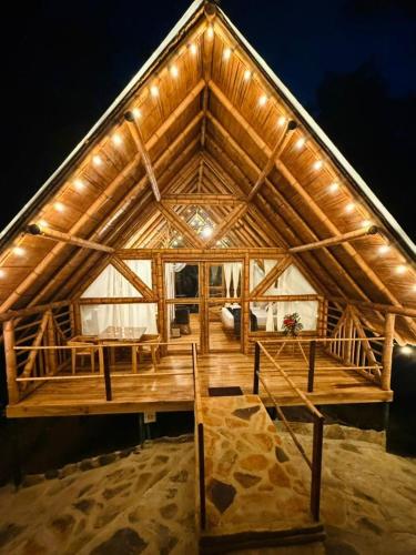 a large wooden house with a roof at Sikeo Eco Glamping in Icononzo