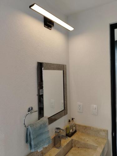 a bathroom with a sink and a mirror at Hermosa Residencia en Oaxtepec in Oaxtepec