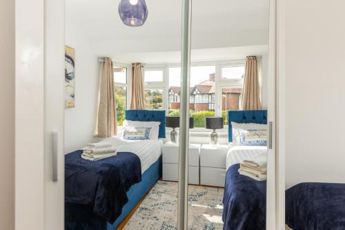 Ένα ή περισσότερα κρεβάτια σε δωμάτιο στο 4 Beds Free Parking Fully Equipped Home