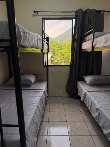 a room with two bunk beds and a window at Villa San Carlos in Juayúa