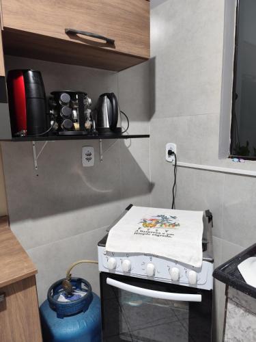 a kitchen with a stove with a towel on it at Casa Na Vila Reno - Local Estratégico in Ponta Porã
