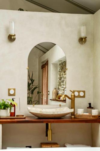 a bathroom with a sink and a mirror at Le Pré de la Mer Suite & SPA Privatif in Querqueville