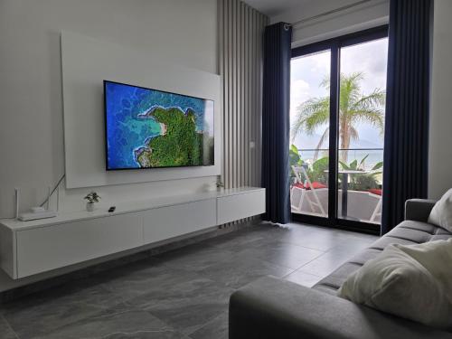 TV a/nebo společenská místnost v ubytování Orikum Beachfront Apartment sleeps 4