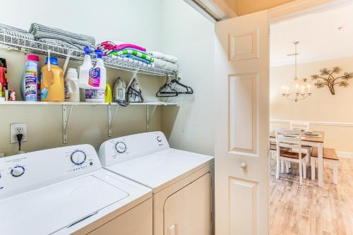 un lavadero con lavadora y secadora en Golf Getaway by Casino, Dolphin Cruises and Beach!, en Little River
