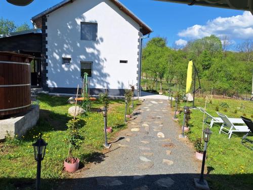 O grădină în afara Casuta din Gradina