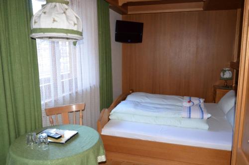 Giường trong phòng chung tại Gästehaus Troppmair