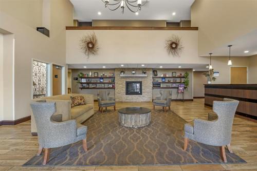 a living room with a couch and chairs and a fireplace at Best Western Plus Vintage Valley Inn in Zillah