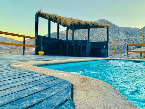 GualliguaicaにあるCasa de Montaña en Puclaro, Valle de Elquiのスイミングプール(ウッドデッキ、プレイグラウンド付)