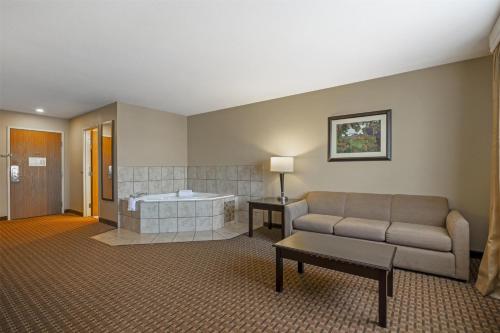 a living room with a couch and a bath tub at Best Western Plus Vintage Valley Inn in Zillah